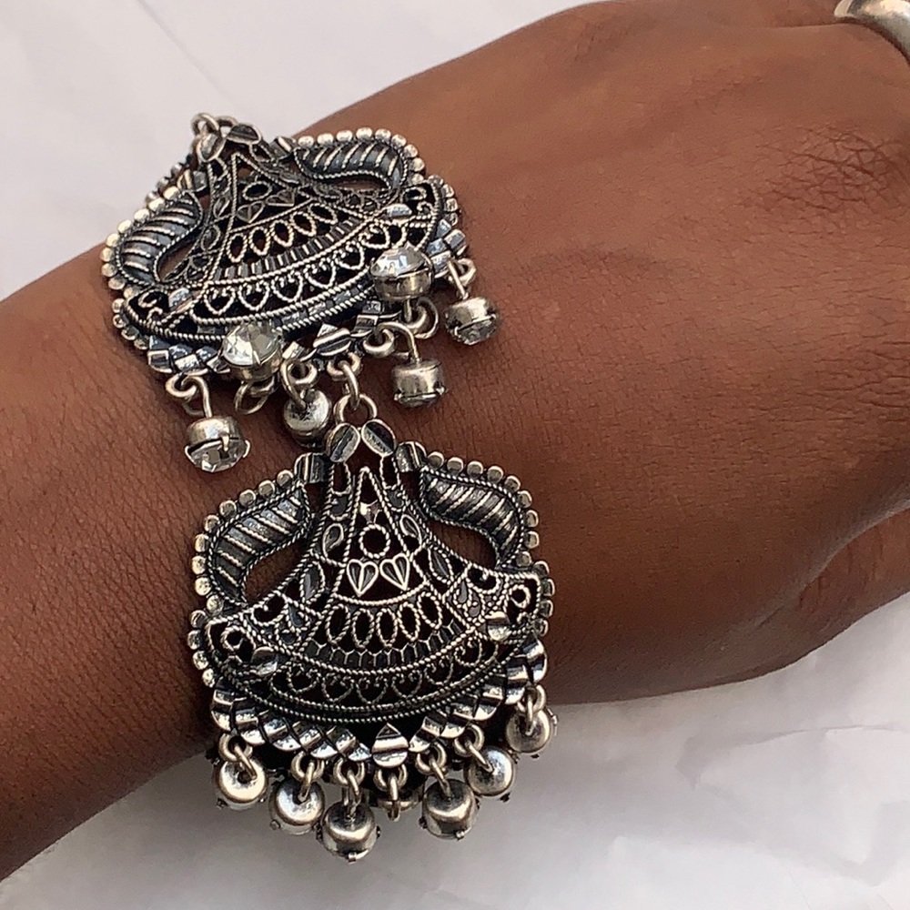 Charming Charlie, Exotic look, silver bracelet